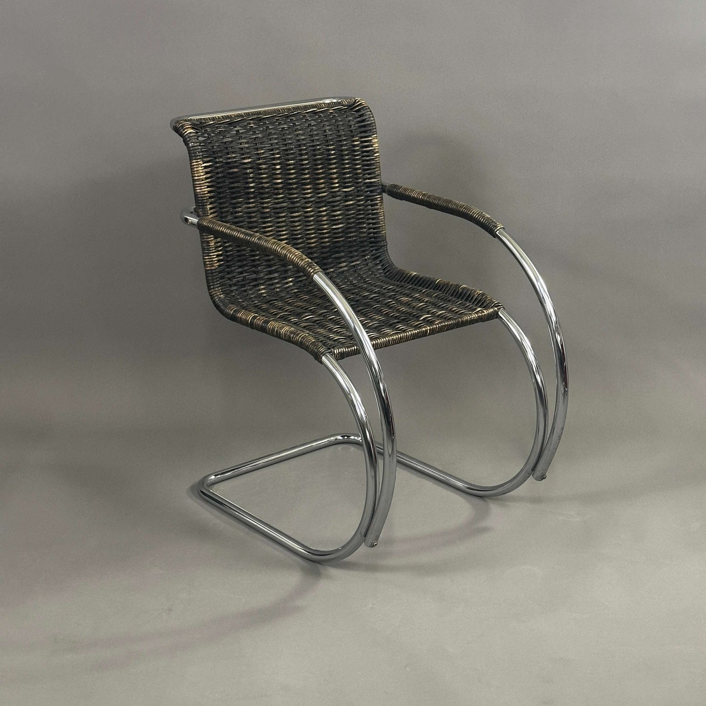 Thonet MR20 Stuhl mit braunem Korbgeflecht und chromgestell