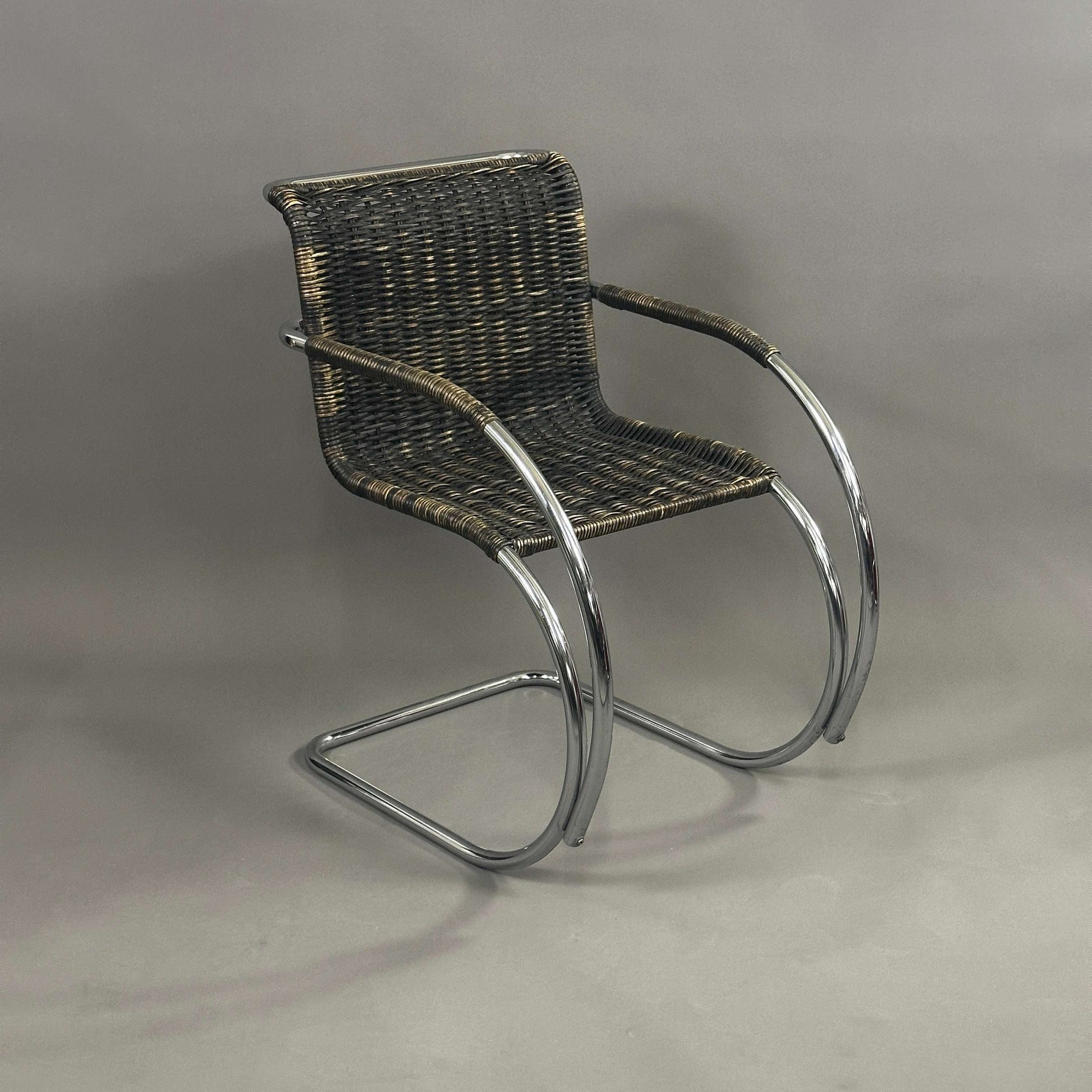 Thonet MR20 Stuhl mit braunem Korbgeflecht und chromgestell