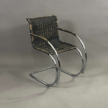 Thonet MR20 Stuhl mit braunem Korbgeflecht und chromgestell