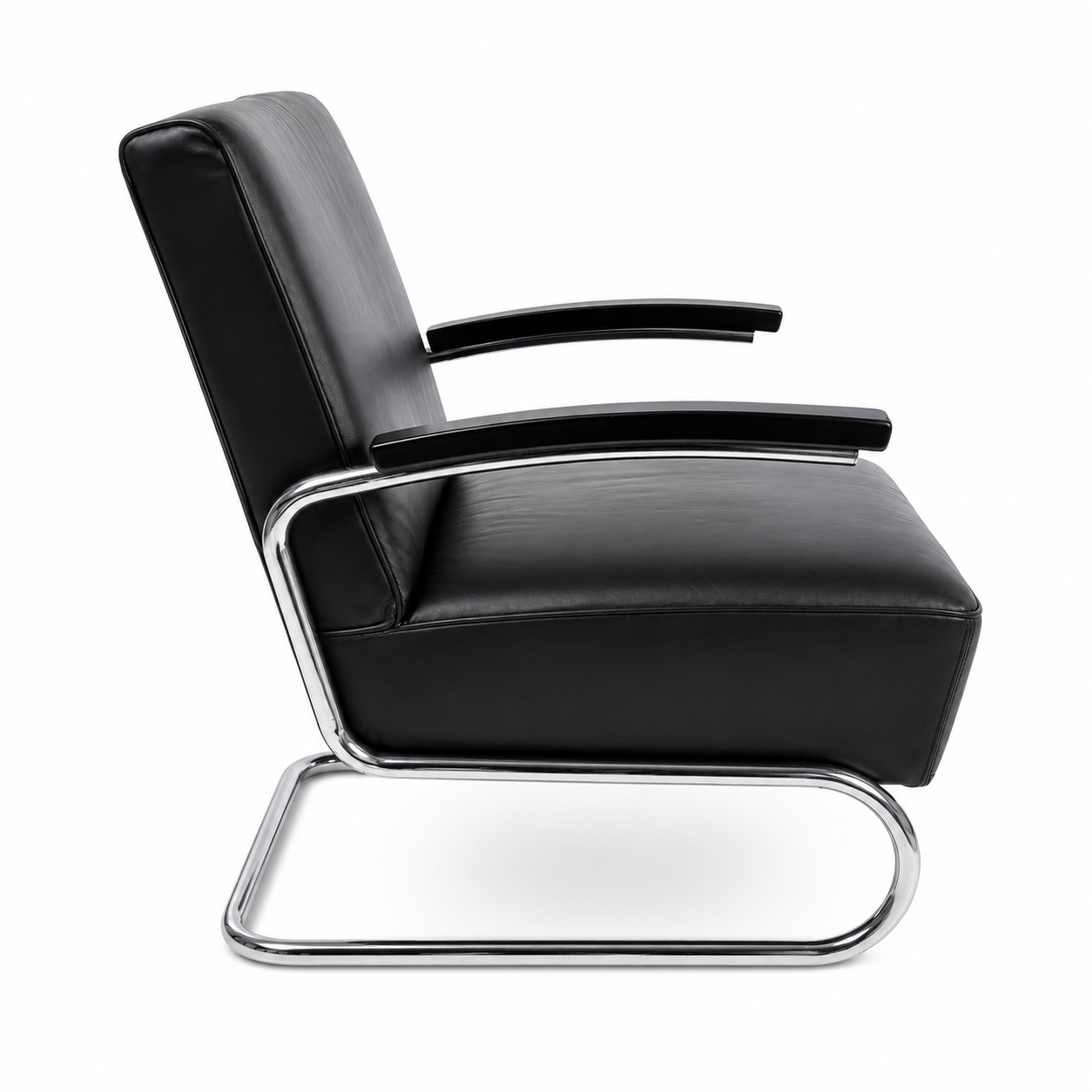 Thonet S 411 Freischwinger Sessel aus schwarzem Leder mit verchromtem Stahlrohrgestell und Armlehnen.