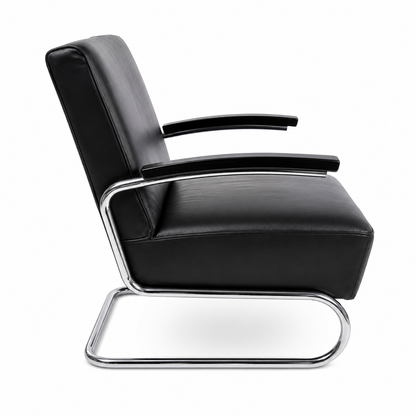 Thonet S 411 Freischwinger Sessel aus schwarzem Leder mit verchromtem Stahlrohrgestell und Armlehnen.