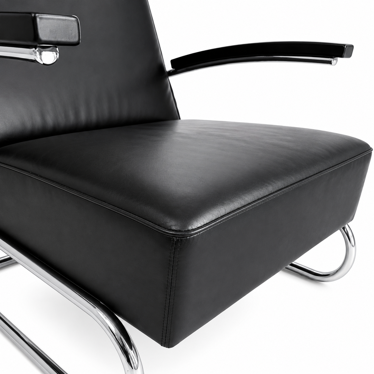 Thonet S 411 Freischwinger Sessel mit schwarzem Lederpolster und verchromtem Stahlrohrgestell.