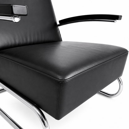 Thonet S 411 Freischwinger Sessel mit schwarzem Lederpolster und verchromtem Stahlrohrgestell.