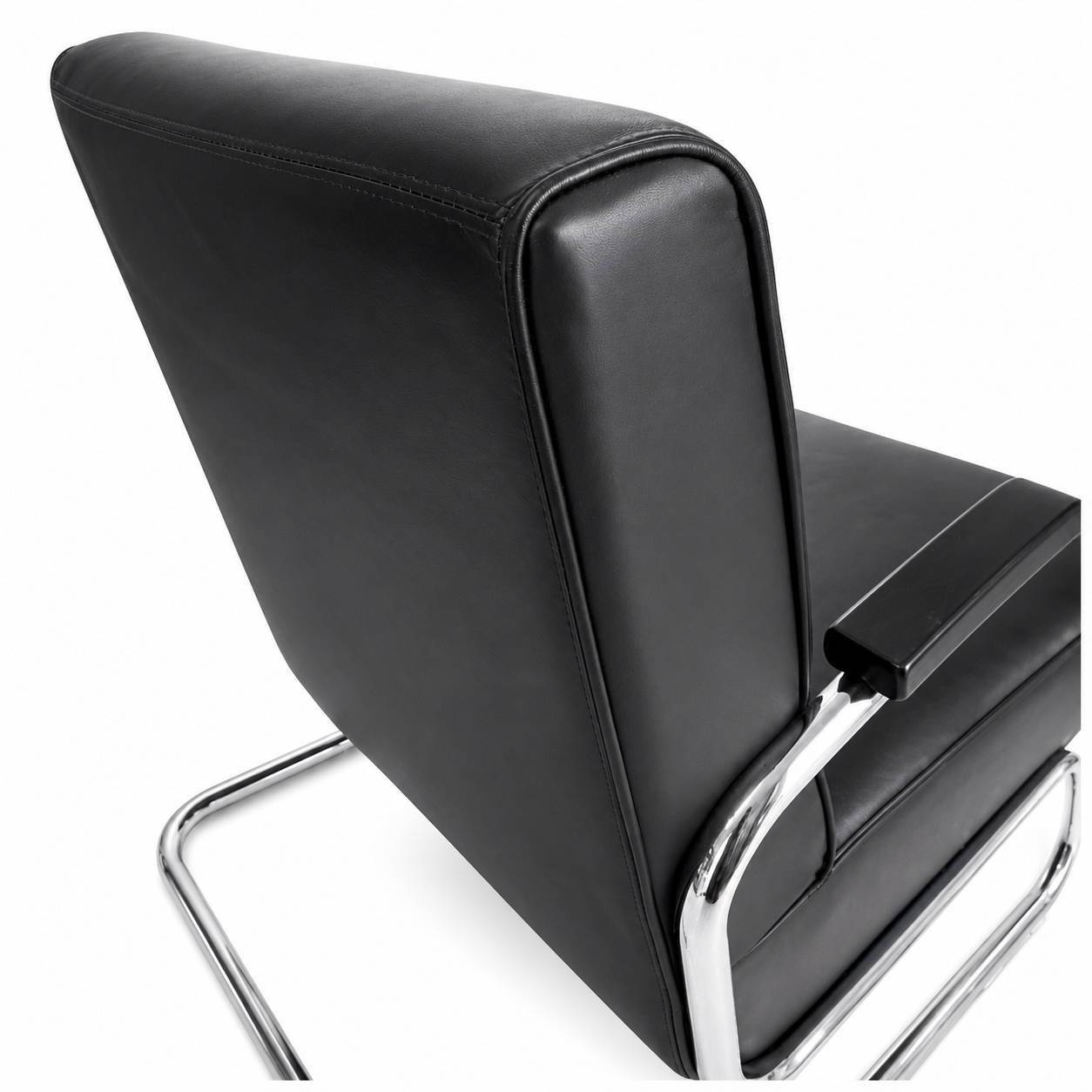 Thonet S 411 Freischwinger Sessel aus schwarzem Leder mit verchromtem Stahlrohrgestell.