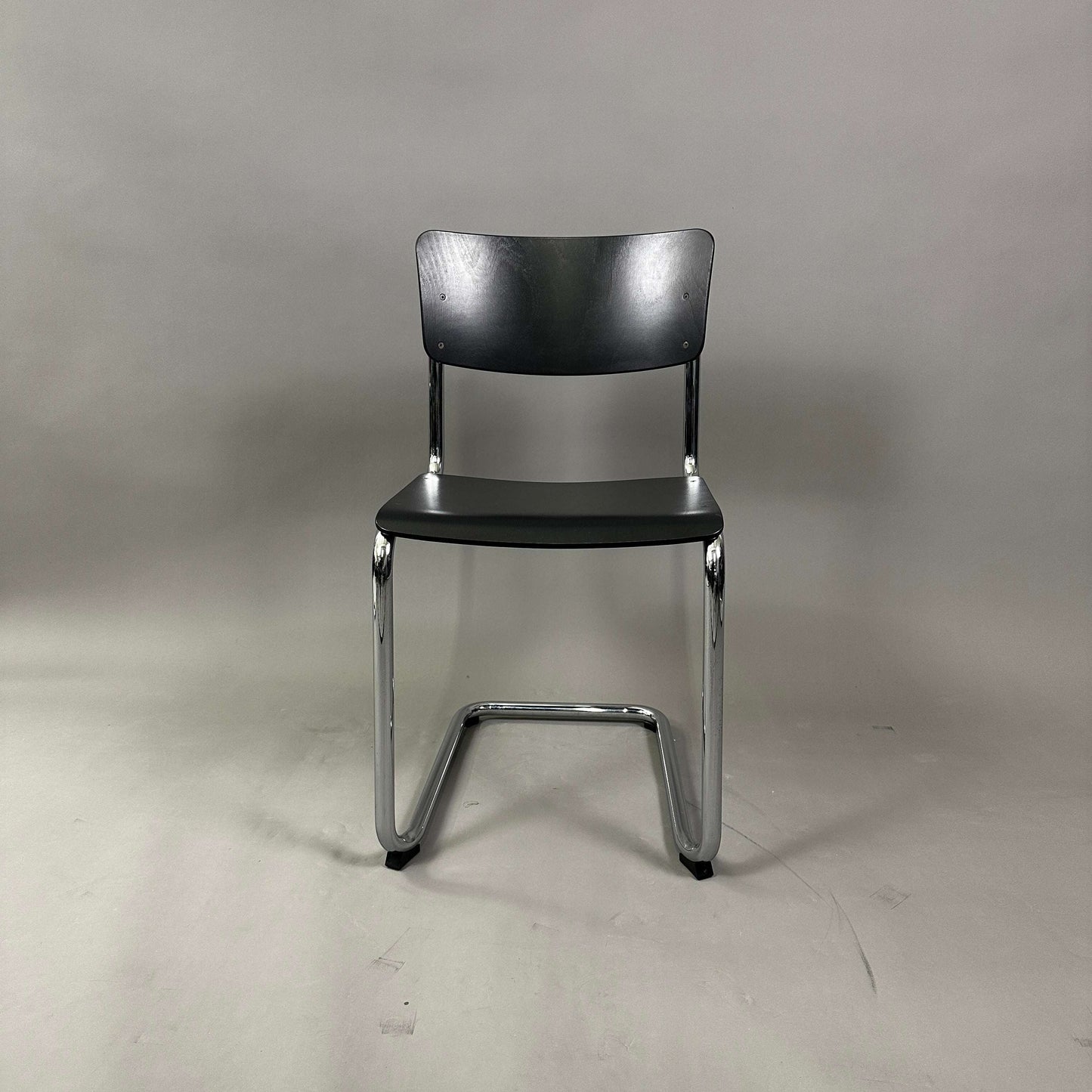 Thonet S 43 Freischwinger Stuhl schwarz mit verchromtem Stahlrohrgestell und schwarzer Buchenholz-Sitzfläche, Design von Mart Stam 1931