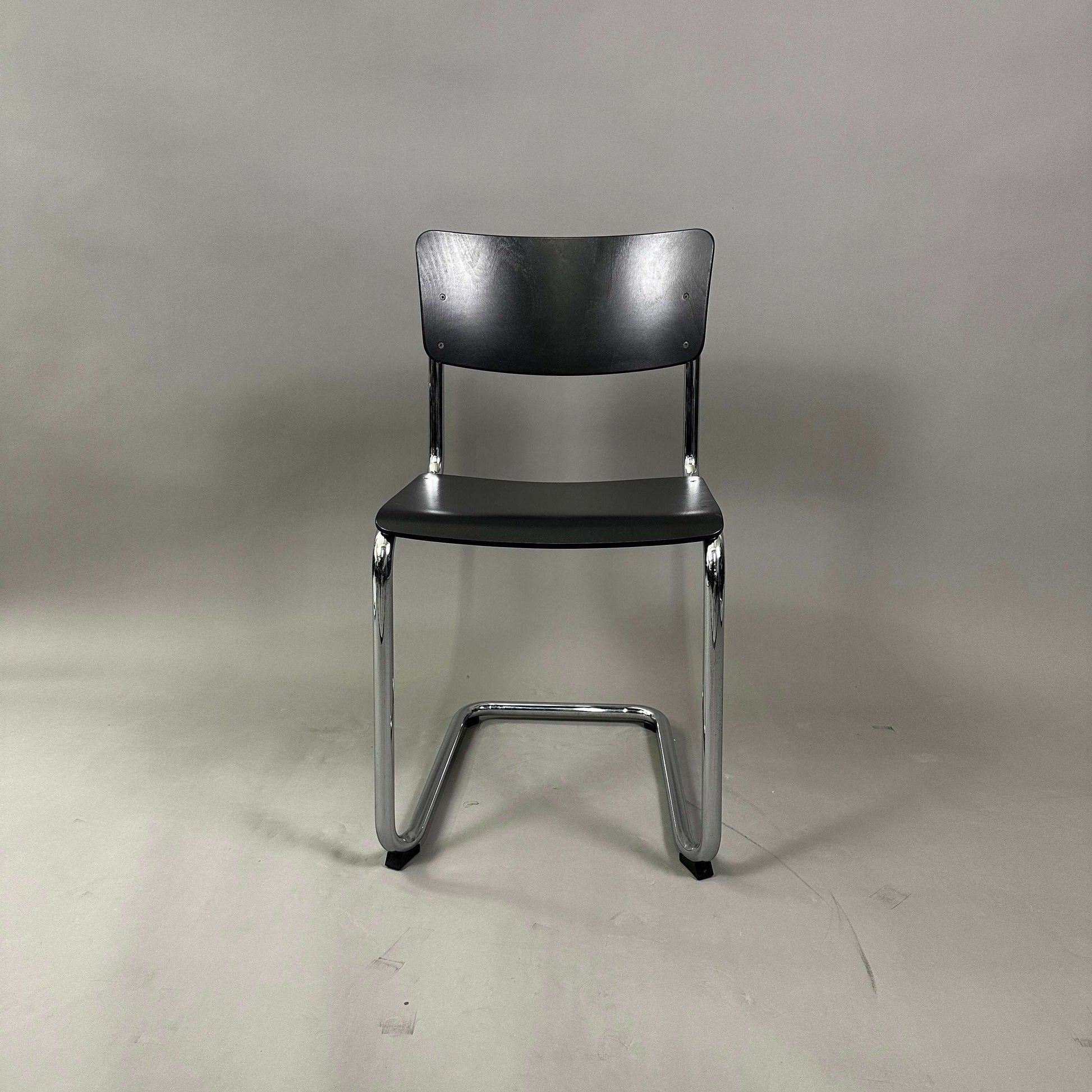 Thonet S 43 Freischwinger Stuhl schwarz mit verchromtem Stahlrohrgestell und schwarzer Buchenholz-Sitzfläche, Design von Mart Stam 1931