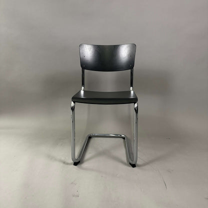 Thonet S 43 Freischwinger Stuhl schwarz mit verchromtem Stahlrohrgestell und schwarzer Buchenholz-Sitzfläche, Design von Mart Stam 1931