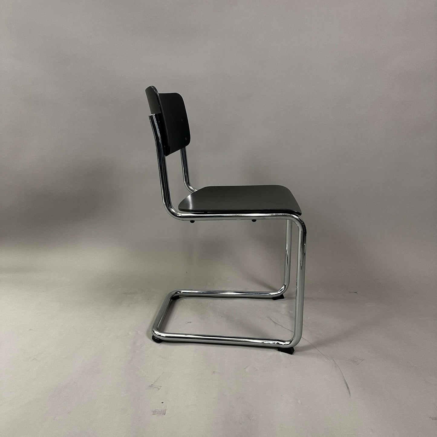 Thonet S 43 Freischwinger Stuhl schwarz mit verchromtem Stahlrohrgestell und schwarzer Buche Sitzfläche, Design von Mart Stam 1931
