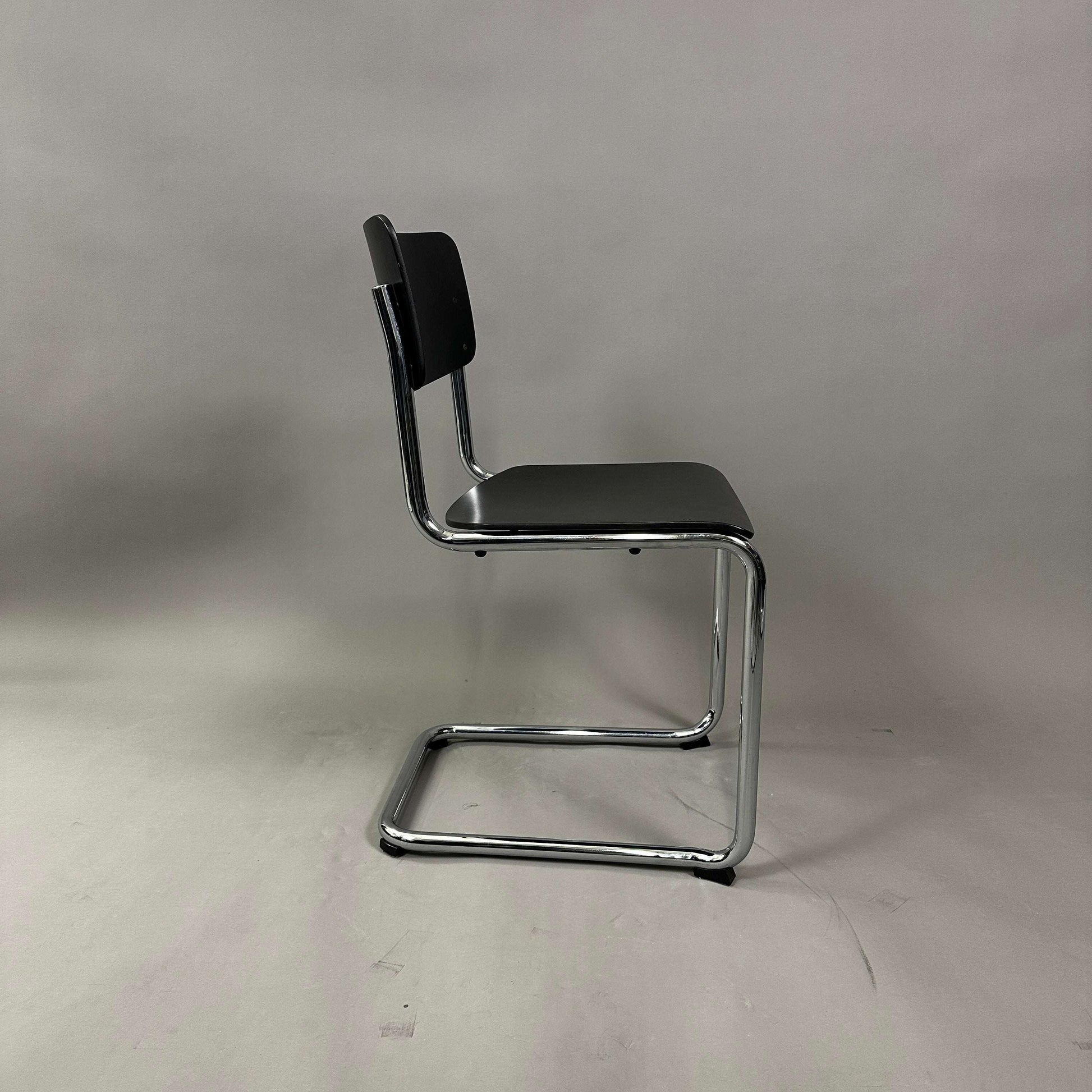 Thonet S 43 Freischwinger Stuhl schwarz mit verchromtem Stahlrohrgestell und schwarzer Buche Sitzfläche, Design von Mart Stam 1931