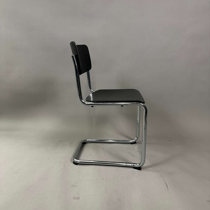 Thonet S 43 Freischwinger Stuhl schwarz mit verchromtem Stahlrohrgestell und schwarzer Buche Sitzfläche, Design von Mart Stam 1931