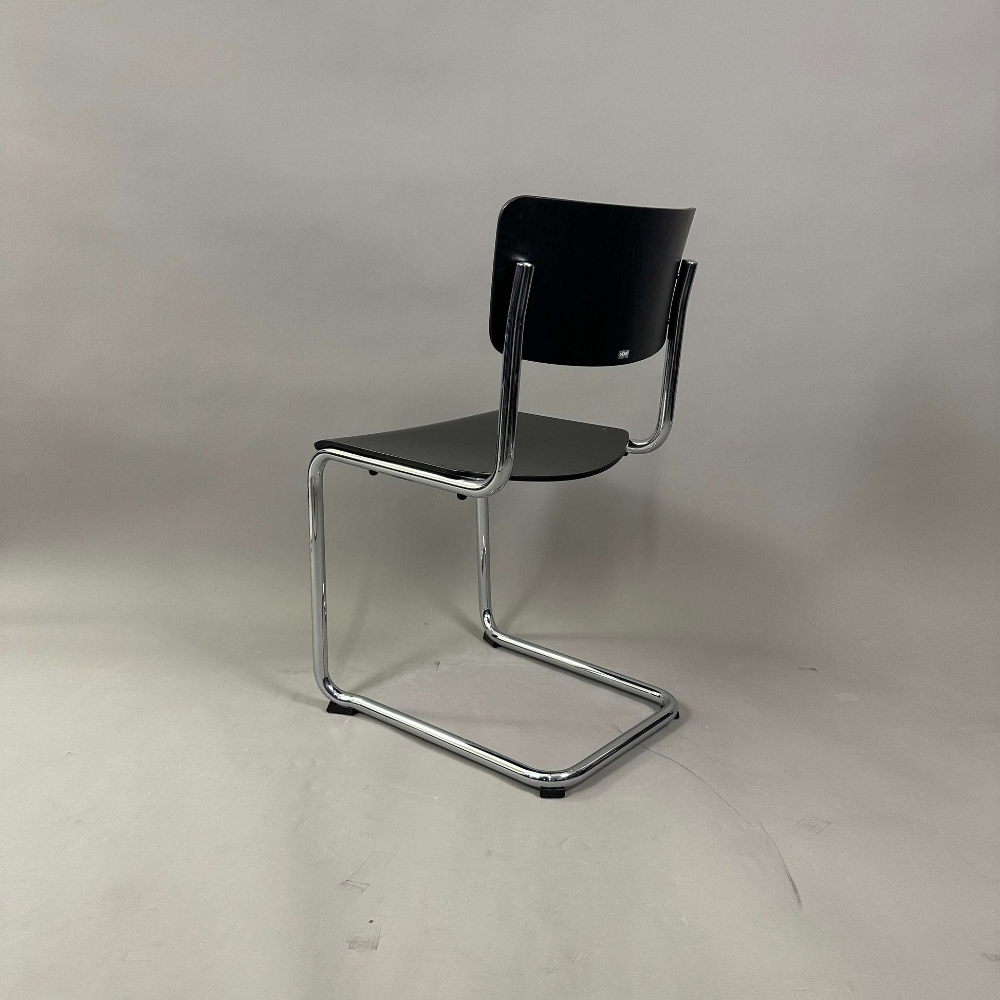 Thonet S 43 Freischwinger schwarzer Stuhl mit gebeizter Buche und verchromtem Stahlrohrgestell von Mart Stam 1931