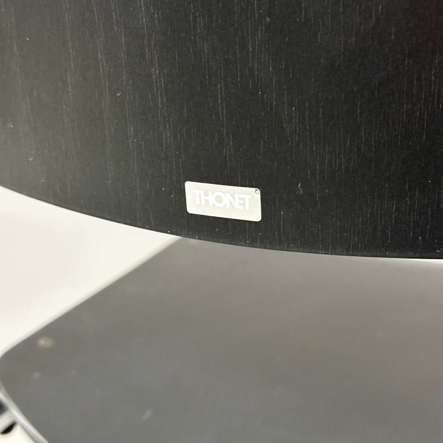 Thonet S 43 Freischwinger Stuhl Detail schwarzes Buche Sitzfläche Chromgestell