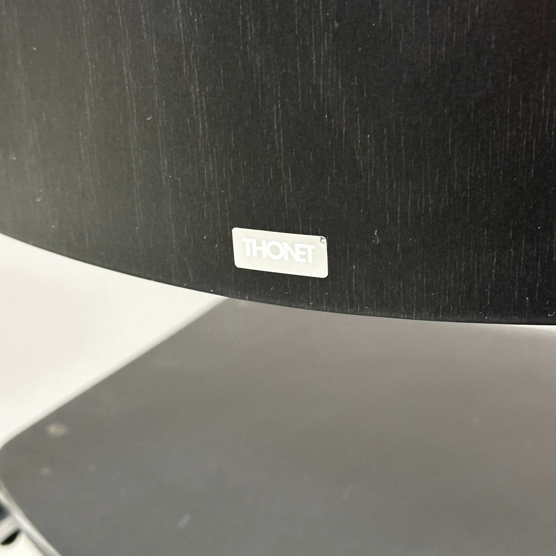 Thonet S 43 Freischwinger Stuhl Detail schwarzes Buche Sitzfläche Chromgestell