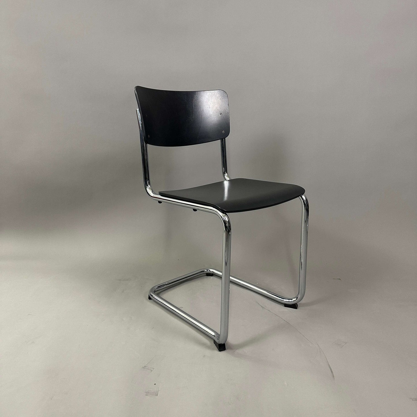 Schwarzer Thonet S 43 Freischwinger Stuhl mit verchromtem Stahlrohrgestell und Buche-Sitzfläche, Design von Mart Stam 1931