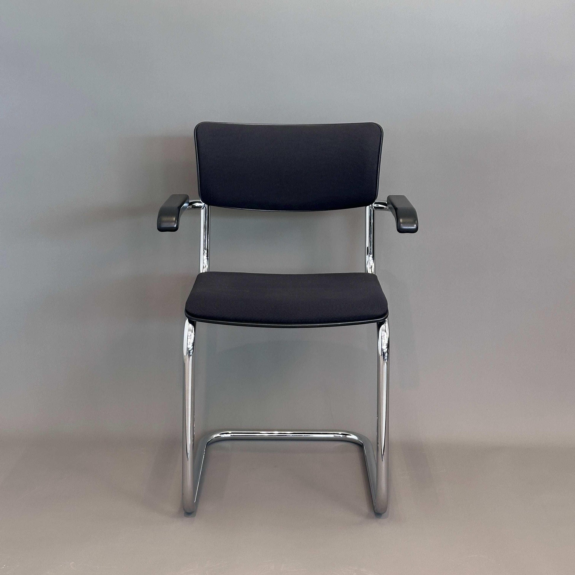 Thonet S 43 PVFST Freischwinger Stuhl mit schwarzem Polster und verchromtem Stahlrohrgestell