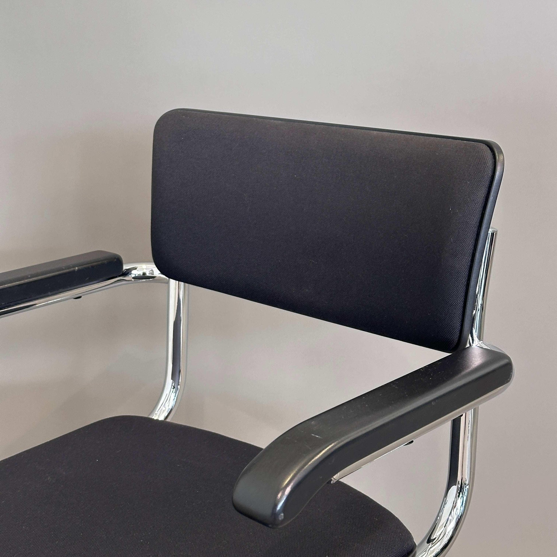Thonet S 43 PVFST Freischwinger mit schwarzer Polsterung, Buche schwarz gebeizt, verchromtes Stahlrohrgestell