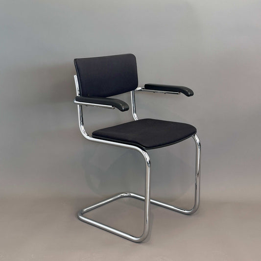 Thonet S 43 PVFST Freischwinger schwarz gepolstert mit verchromtem Stahlrohrgestell und schwarzer Buchensitzfläche