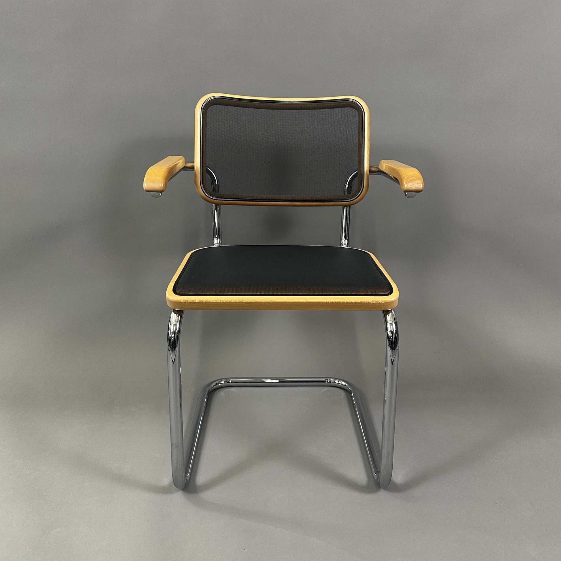 Thonet S 64N Freischwinger Stuhl mit Bugholz Buche, schwarzem Netz und verchromtem Stahlrohrgestell, Design Marcel Breuer.