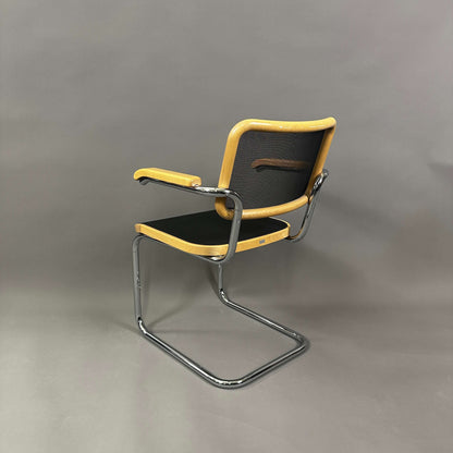 Thonet S 64N Freischwinger Stuhl mit Bugholz Buche und schwarzem Netz, verchromtes Stahlrohrgestell, modernes Design von Marcel Breuer.