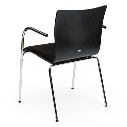 Thonet S166 PF Stapelstuhl mit schwarzer Holzschale, schwarzem Stoffpolster und Chromgestell.