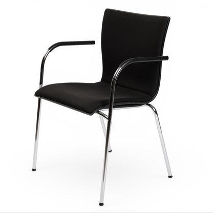 Thonet S166 PF Stapelstuhl in Schwarz mit Stoffbezug, Holzrahmen und Chromgestell.