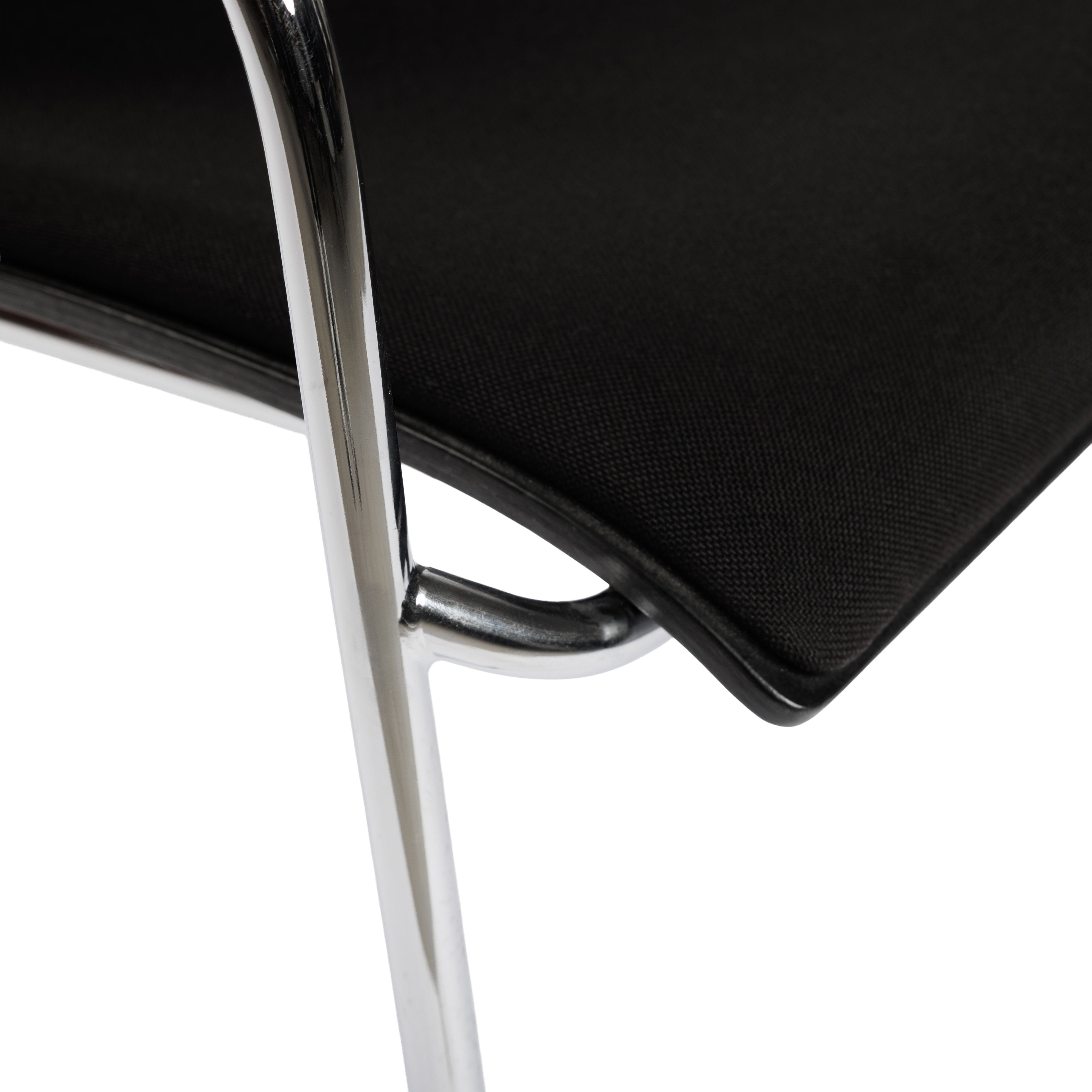 Thonet S166 PF Stapelstuhl mit schwarzem Stoffpolster und glänzendem Chromgestell.