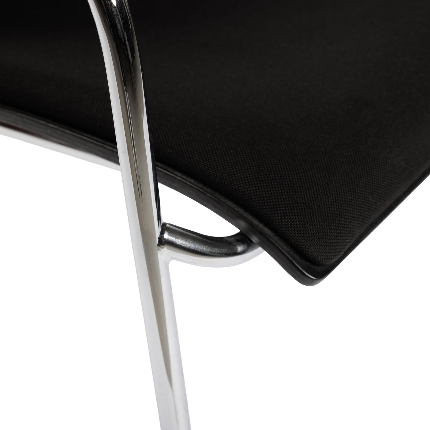 Thonet S166 PF Stapelstuhl mit schwarzem Stoffpolster und glänzendem Chromgestell.