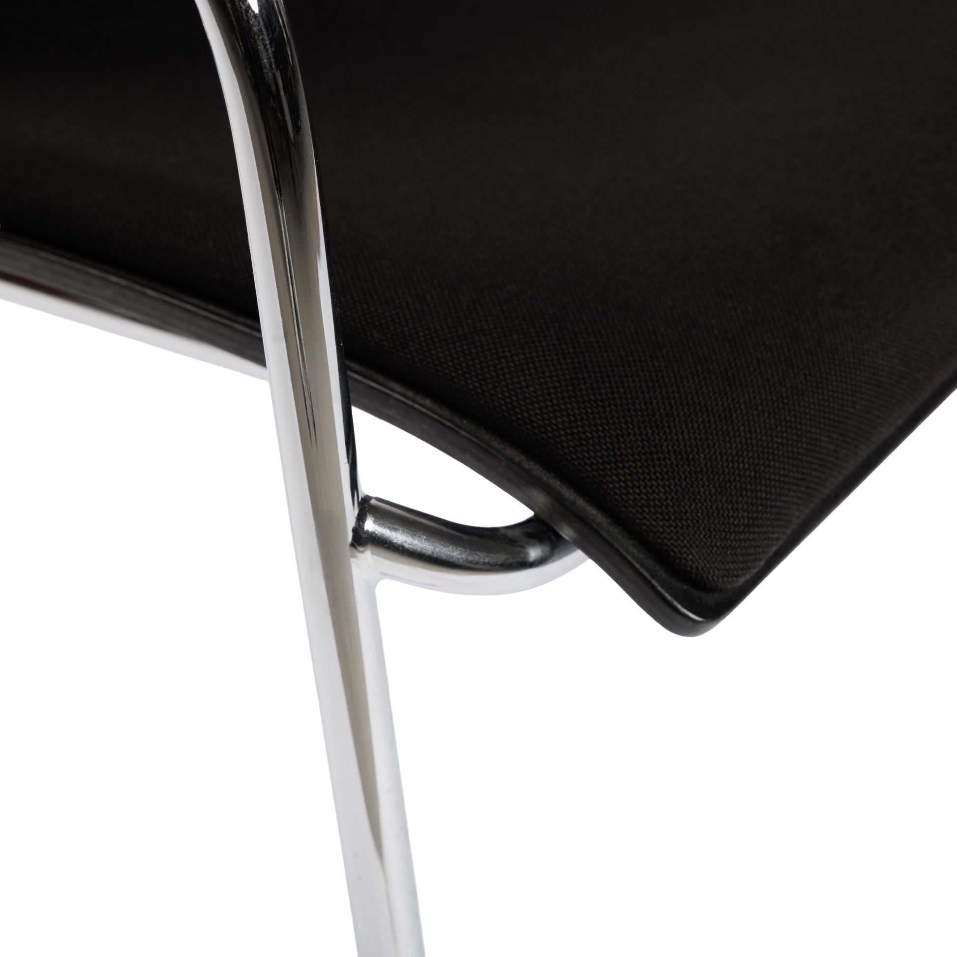 Thonet S166 PF Stapelstuhl mit schwarzem Stoffpolster und glänzendem Chromgestell.