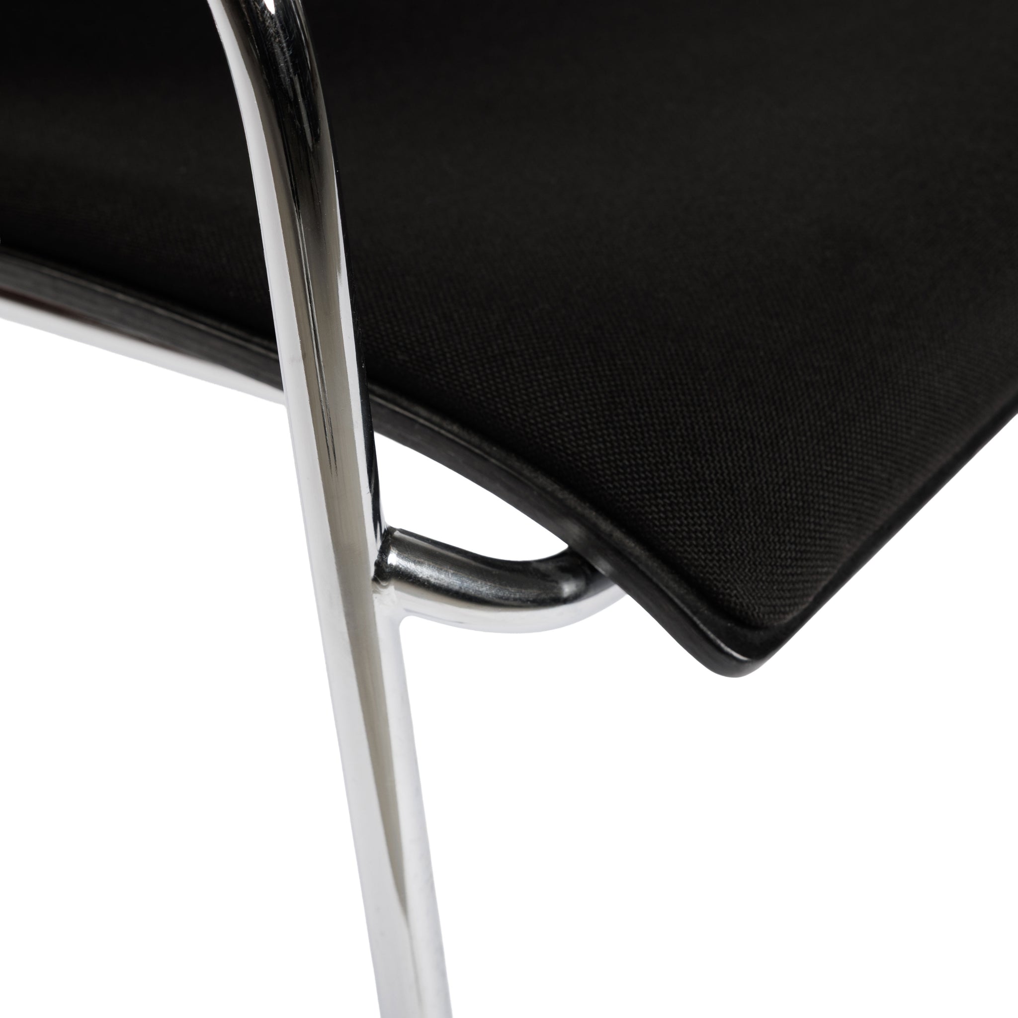 Thonet S166 PF Stapelstuhl mit schwarzem Stoffpolster und glänzendem Chromgestell.