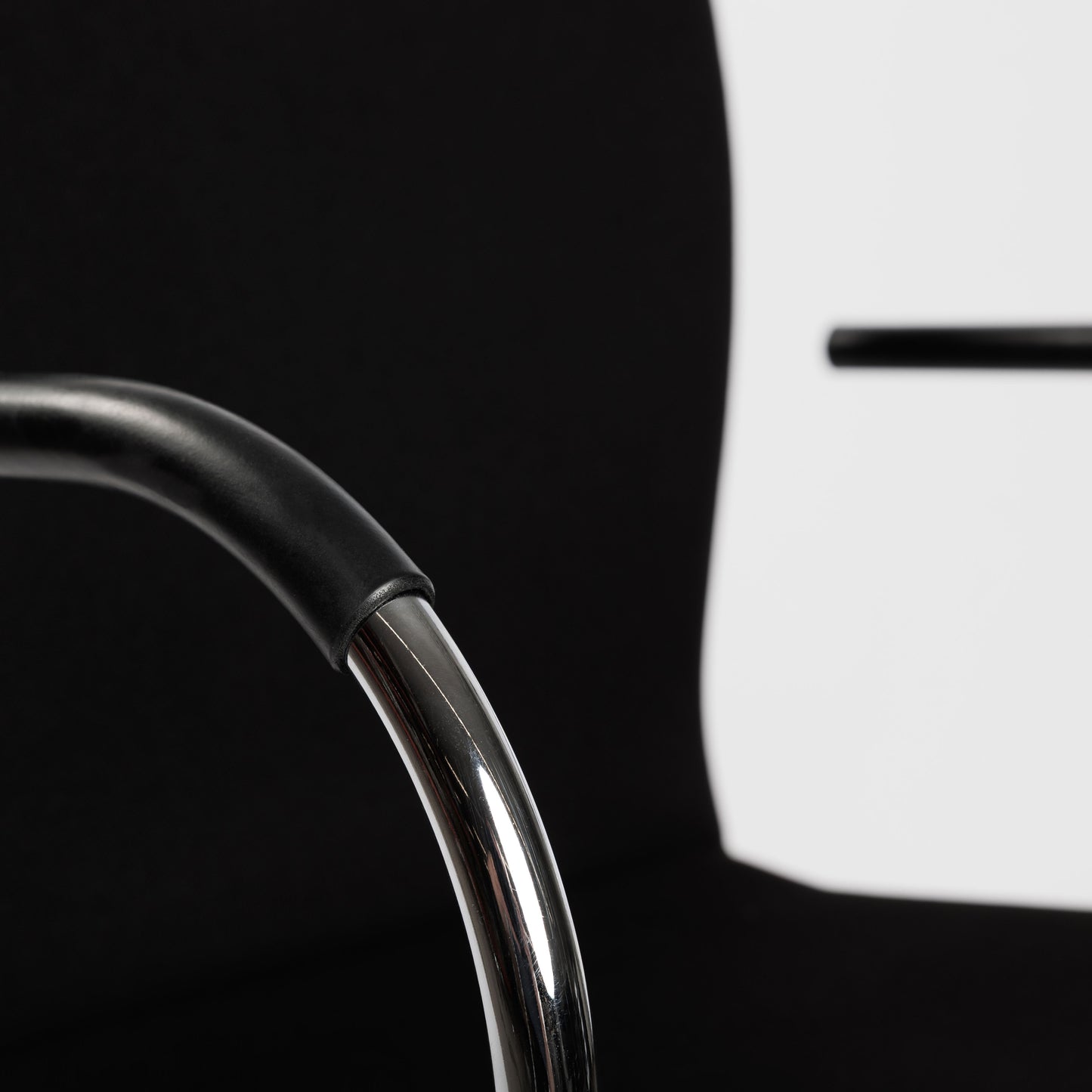 Thonet S166 PF Stuhl, schwarz, mit glänzendem Chromgestell und schwarzer Armlehnenauflage.
