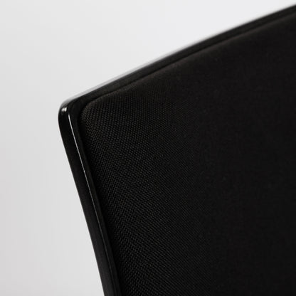 Detailaufnahme des schwarzen Thonet S166 PF Stuhls mit Stoffpolsterung und glänzender Holzkante.