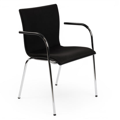 Thonet S166 PF Stapelstuhl mit schwarzem Stoffpolster, Holzrahmen und Chromgestell.