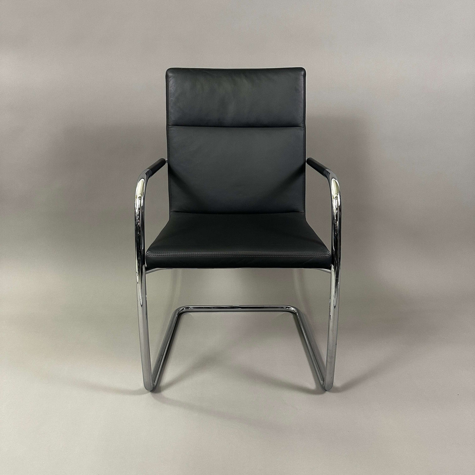 Thonet S61 V Freischwinger Stuhl mit schwarzer Lederpolsterung und verchromtem Stahlrohrgestell