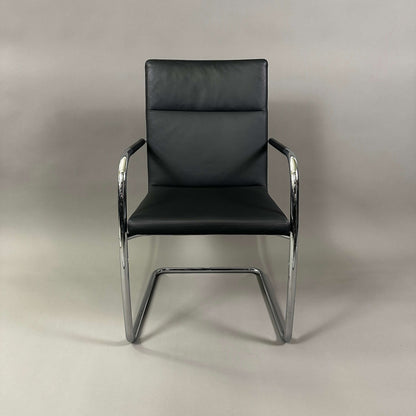 Thonet S61 V Freischwinger Stuhl mit schwarzer Lederpolsterung und verchromtem Stahlrohrgestell