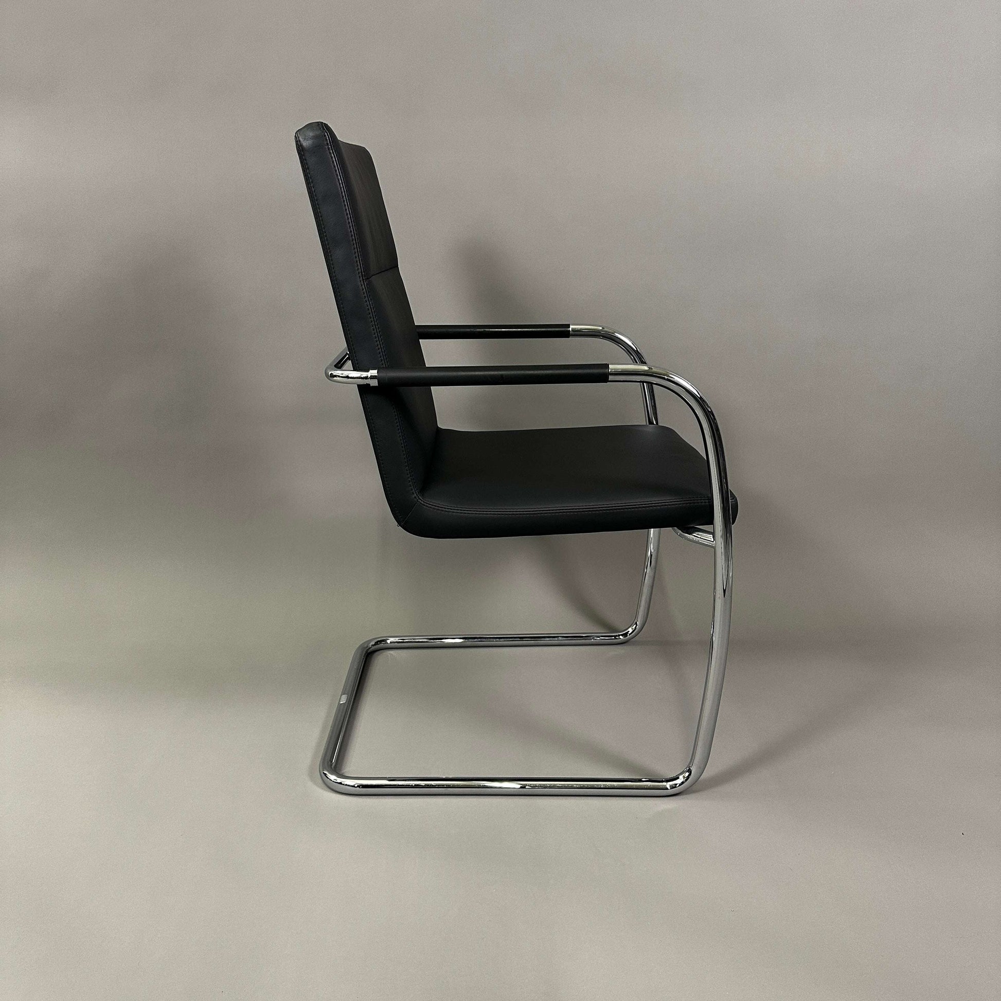 Thonet S61 V Freischwinger Stuhl mit schwarzer Lederpolsterung und verchromtem Stahlrohrgestell, Seitenansicht
