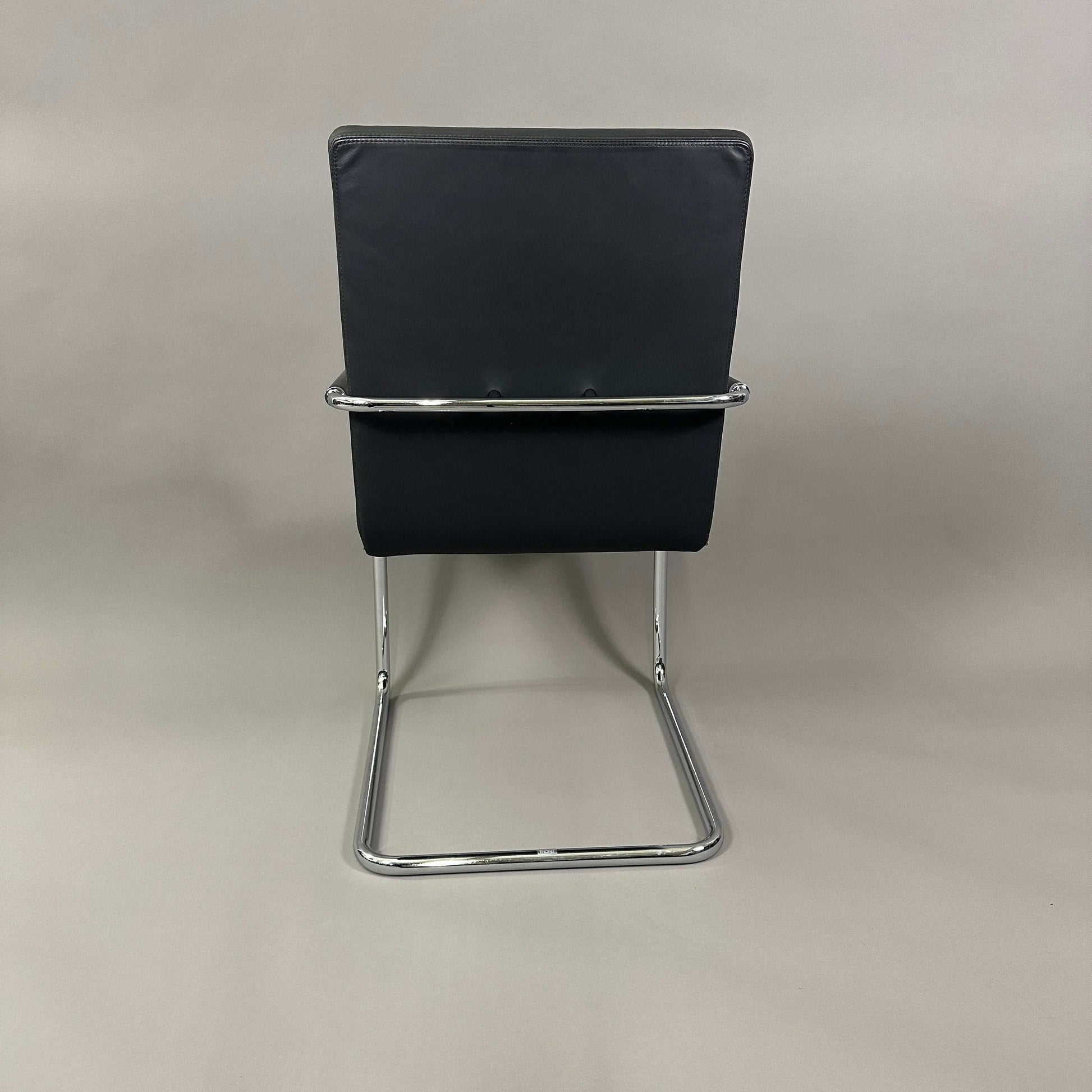 Thonet S61 V Freischwinger Stuhl mit schwarzer Lederpolsterung und verchromtem Stahlrohrgestell, Rückansicht