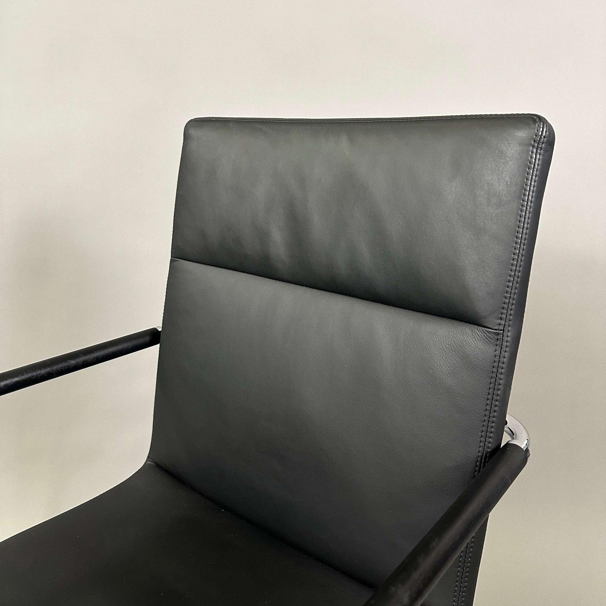 Thonet S61 V Freischwinger Stuhl mit schwarzer Lederpolsterung und verchromtem Stahlrohrgestell