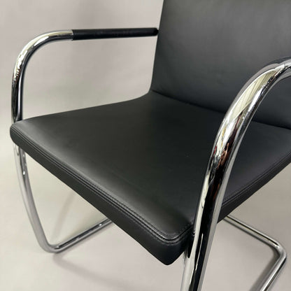 Thonet S61 V Freischwinger Stuhl mit schwarzer Lederpolsterung und verchromtem Stahlrohrgestell