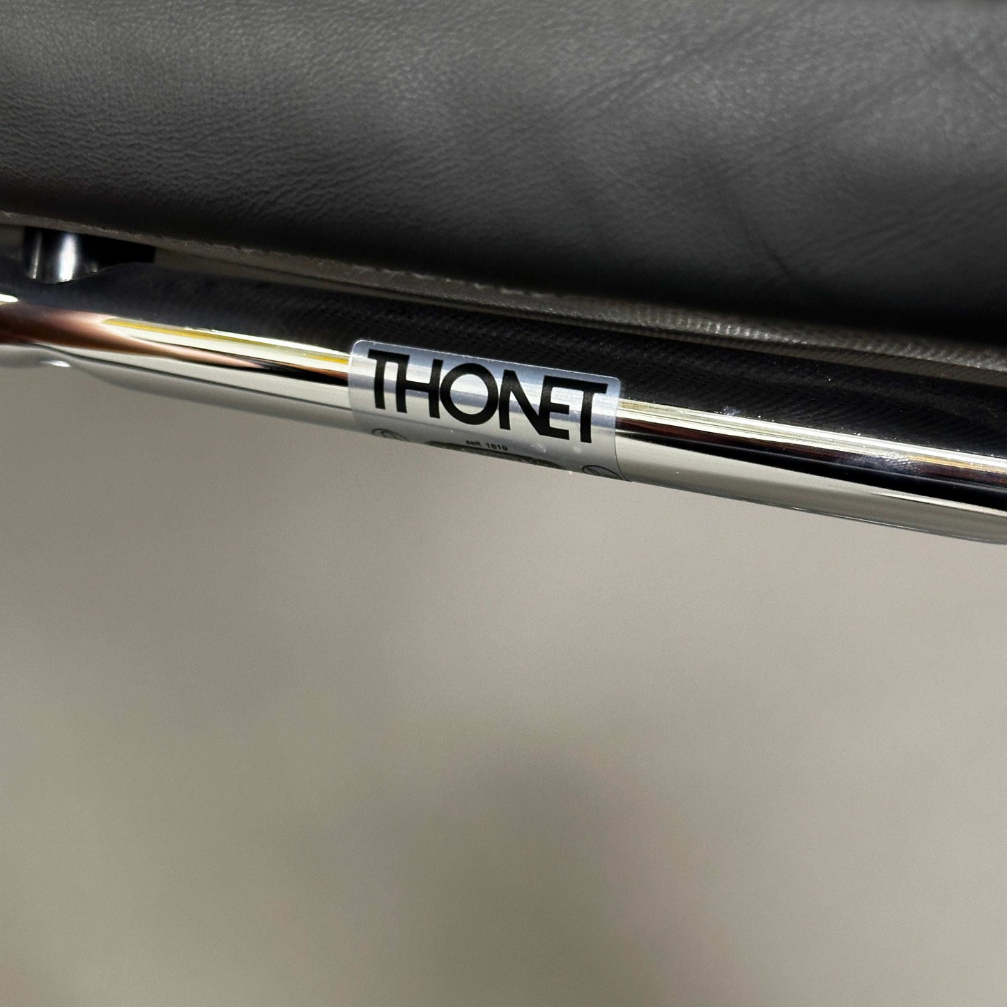 Thonet S61 V Freischwinger Stuhl mit schwarzer Lederpolsterung und verchromtem Stahlrohrgestell, Nahaufnahme des Markenlabels
