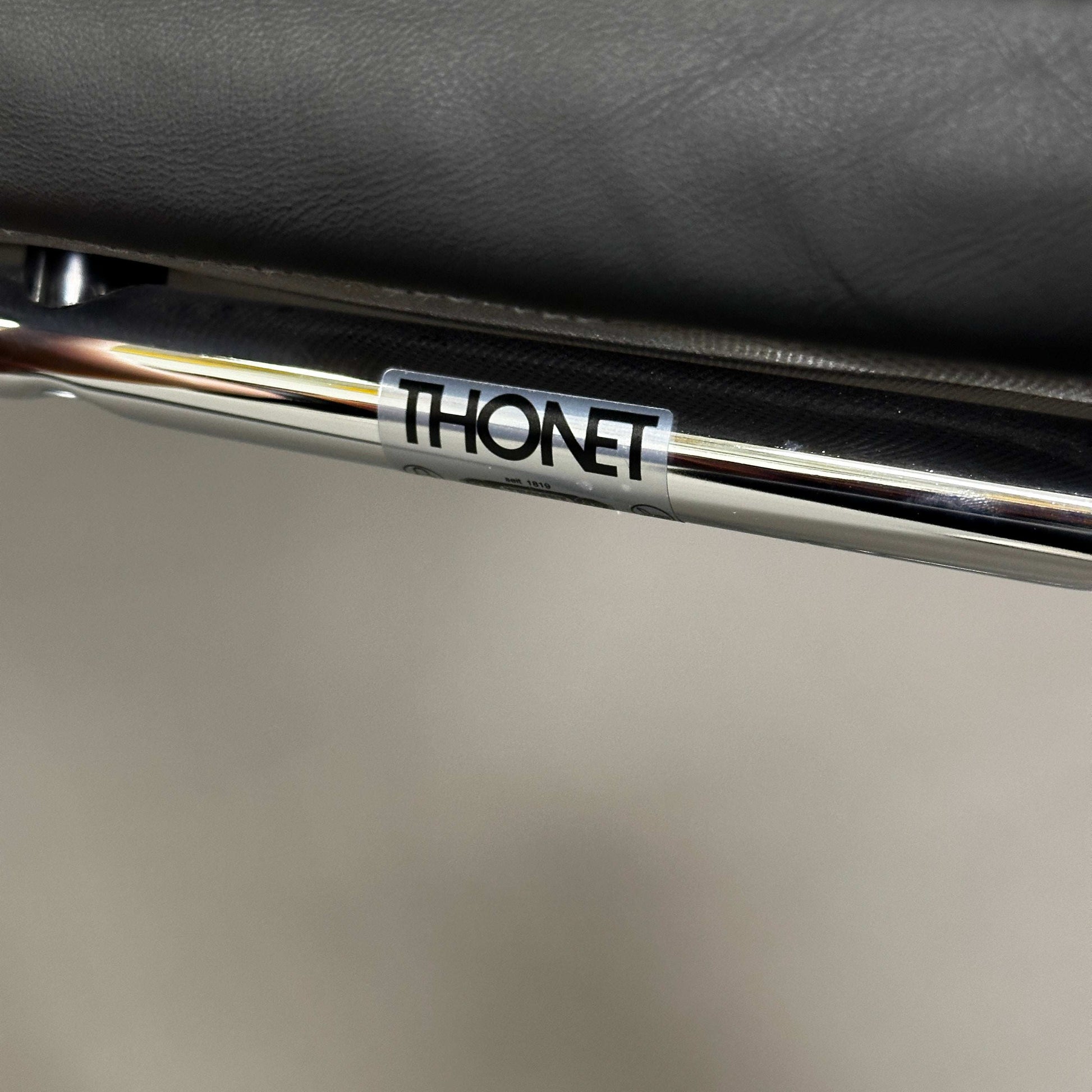 Thonet S61 V Freischwinger Stuhl mit schwarzer Lederpolsterung und verchromtem Stahlrohrgestell, Nahaufnahme des Markenlabels