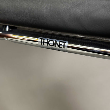 Thonet S61 V Freischwinger Stuhl mit schwarzer Lederpolsterung und verchromtem Stahlrohrgestell, Nahaufnahme des Markenlabels