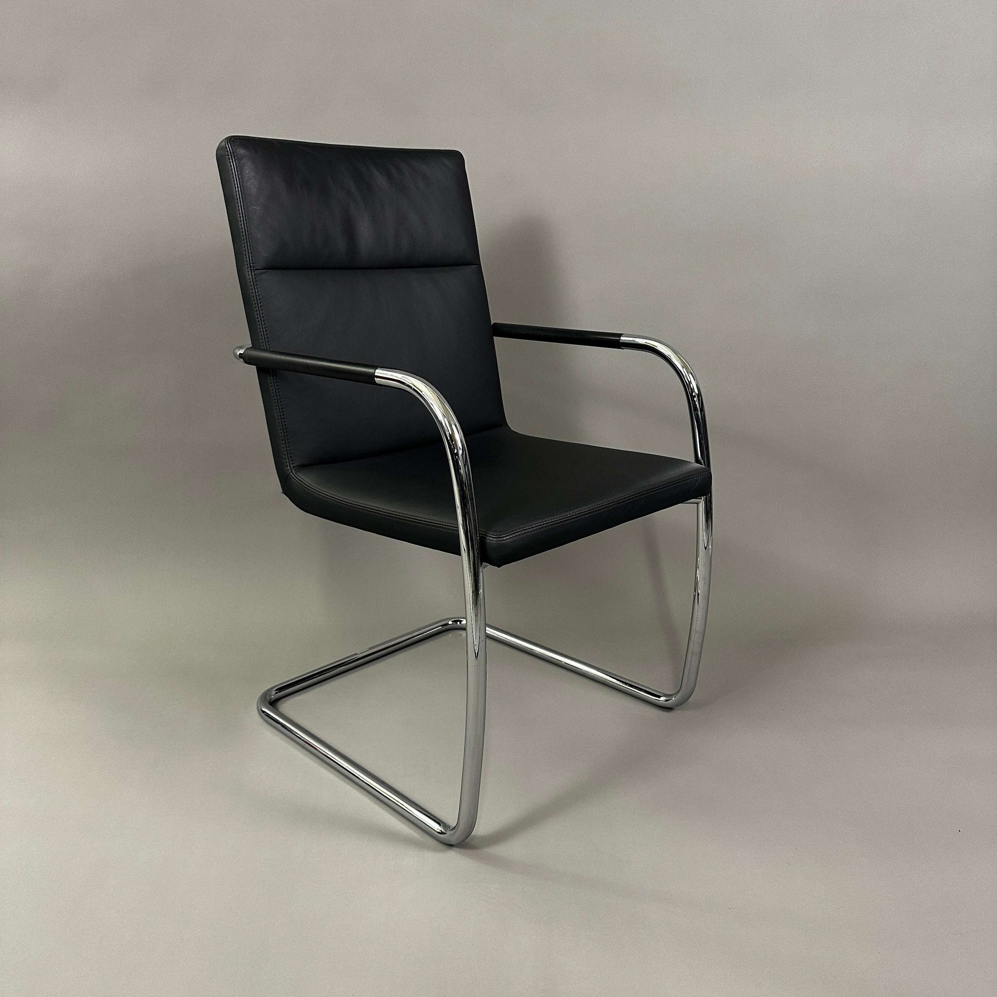 Thonet S61 V Freischwinger Stuhl mit schwarzer Lederpolsterung und verchromtem Stahlrohrgestell