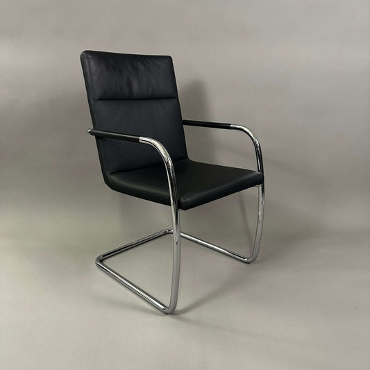 Thonet S61 V Freischwinger Stuhl mit schwarzer Lederpolsterung und verchromtem Stahlrohrgestell