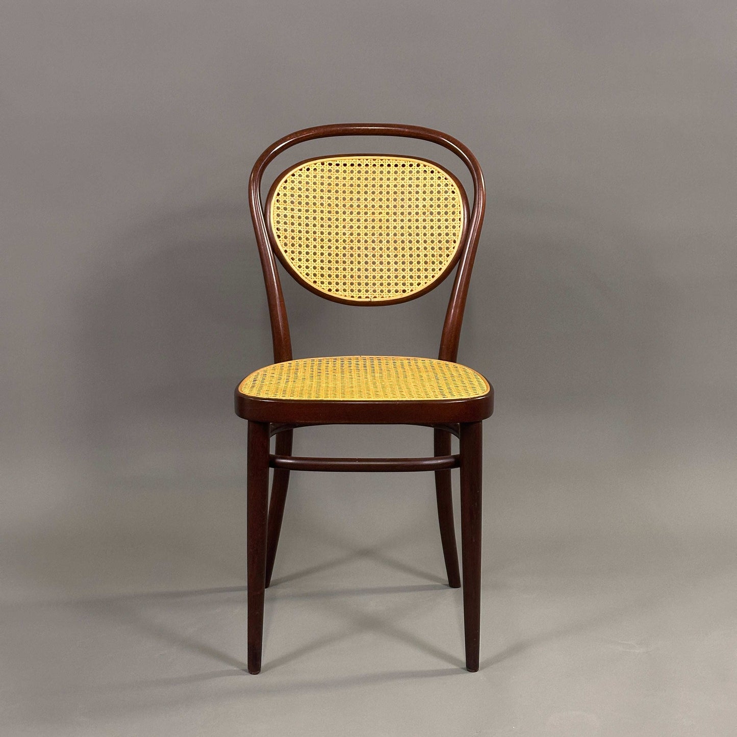 Thonet Stuhl 215r aus Bugholz in dunkelbraun mit naturfarbenem Korbsitz und -lehne, klassisches Design um 1900, in ausgezeichnetem Zustand