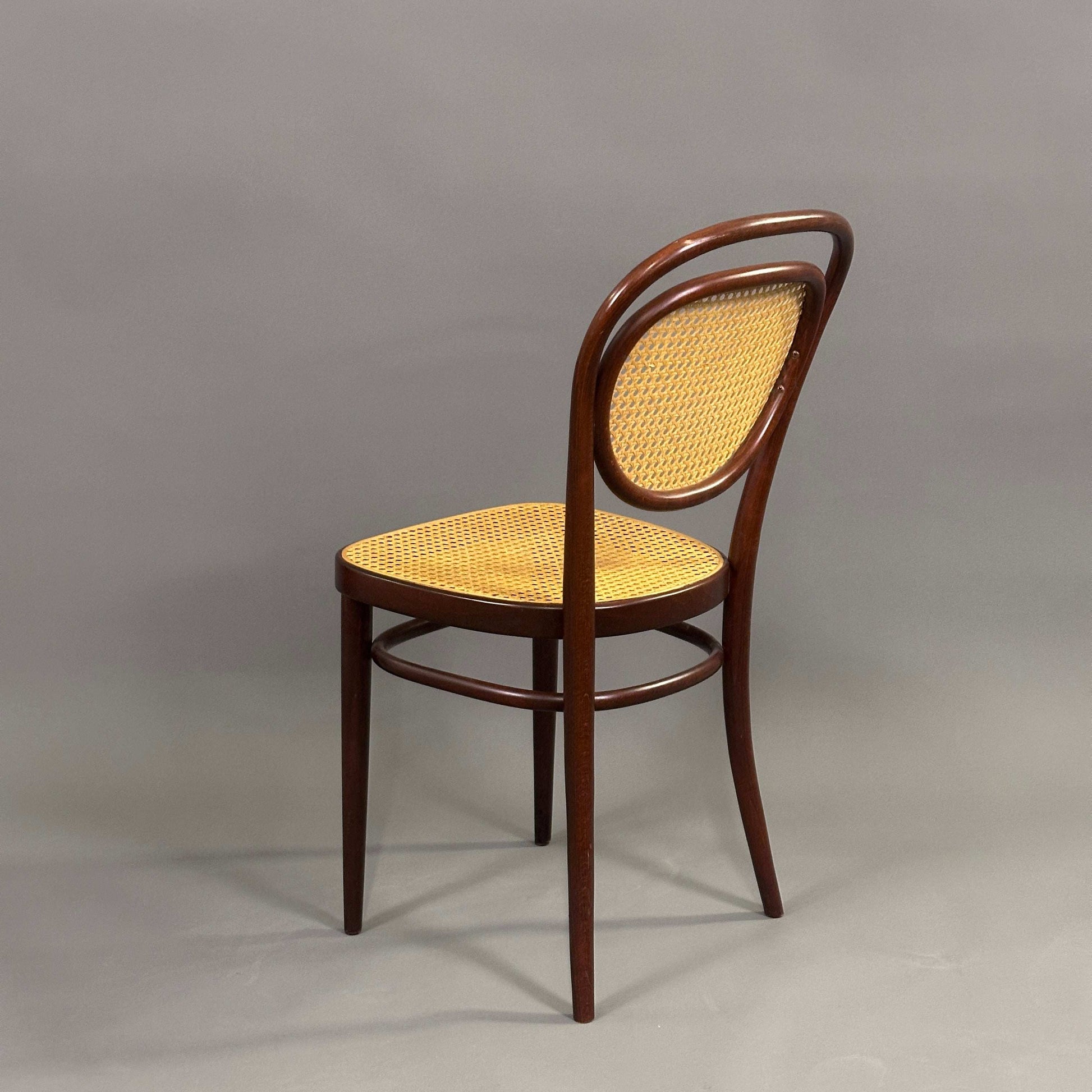 Thonet Stuhl 215r brauner Bugholzstuhl mit naturfarbenem Korbsitz und Rückenlehne, klassisches Design um 1900