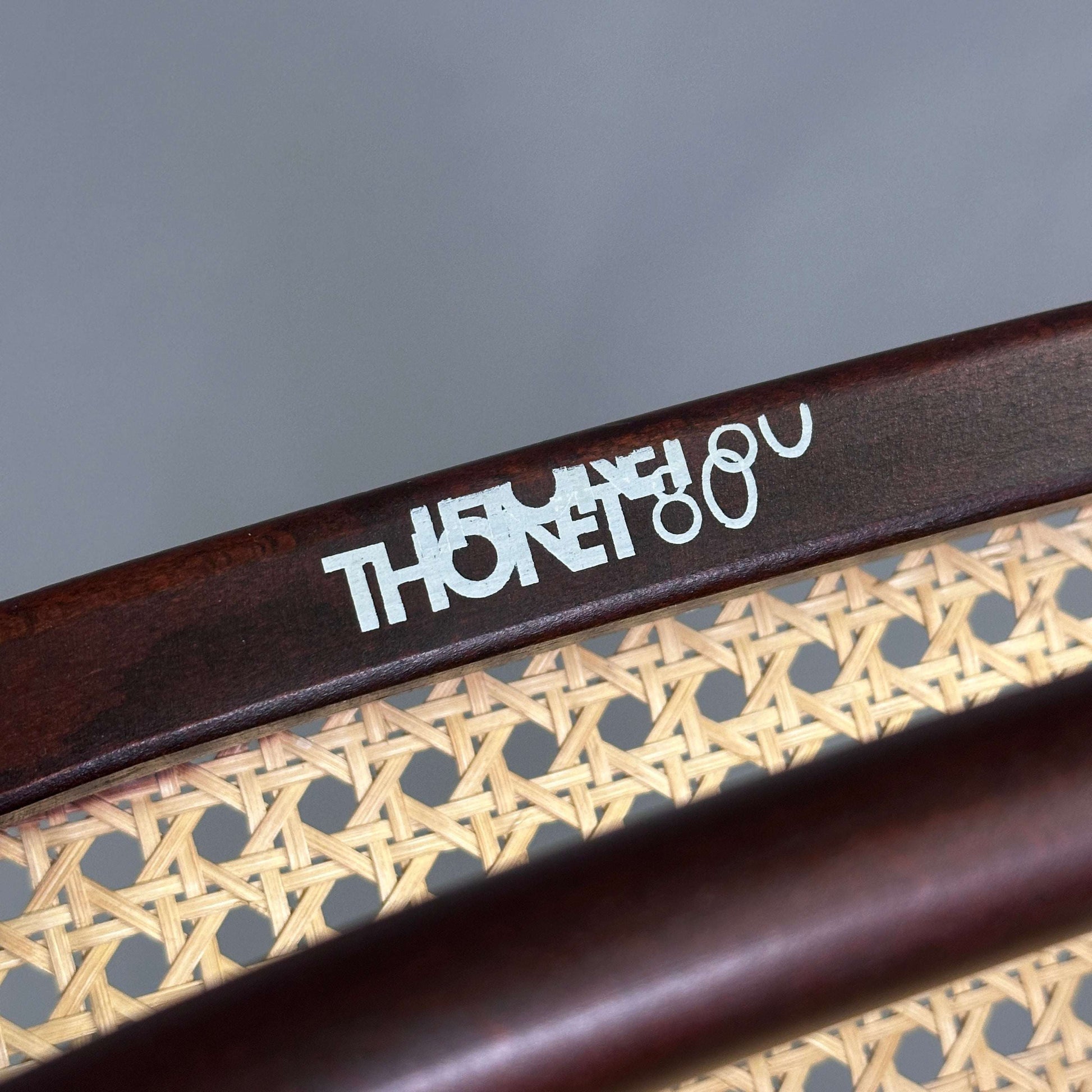 Thonet Stuhl 215r braun mit naturfarbenem Korbsitz, Bugholz und elegantem klassischem Design
