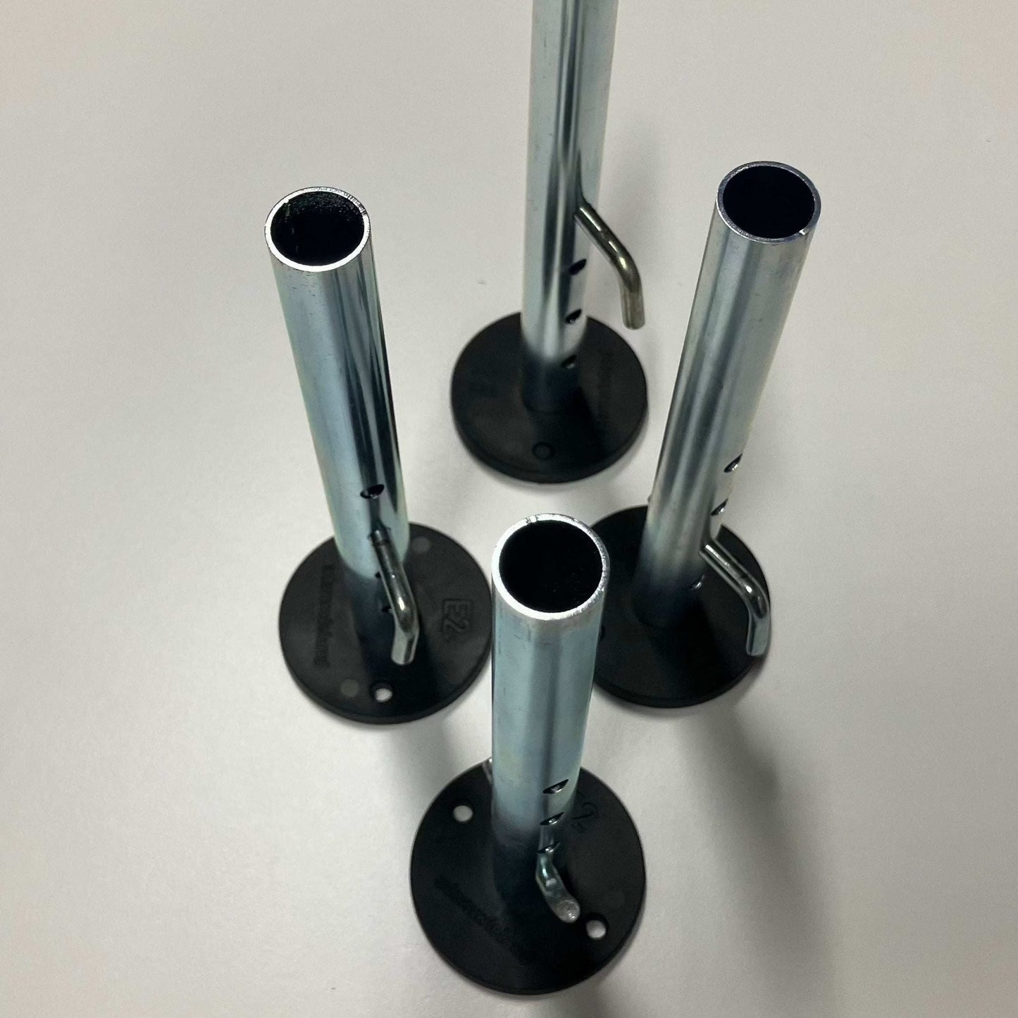 Tischhöhenverlängerung für Eiermann-Tischgestelle aus Metall mit schwarzer Basisplatte