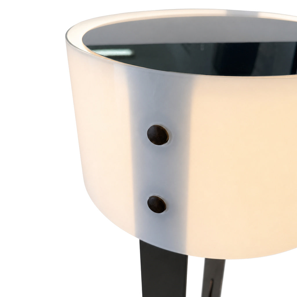 Tobias Grau Mary Stehleuchte mit weißem, transluzentem Schirm und dunklen Akzenten in modernem, minimalistischem Design.