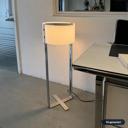 Tobias Grau Mary Stehleuchte mit weißem zylindrischem Schirm und verchromtem Kreuzfuß-Gestell in modernem Design.