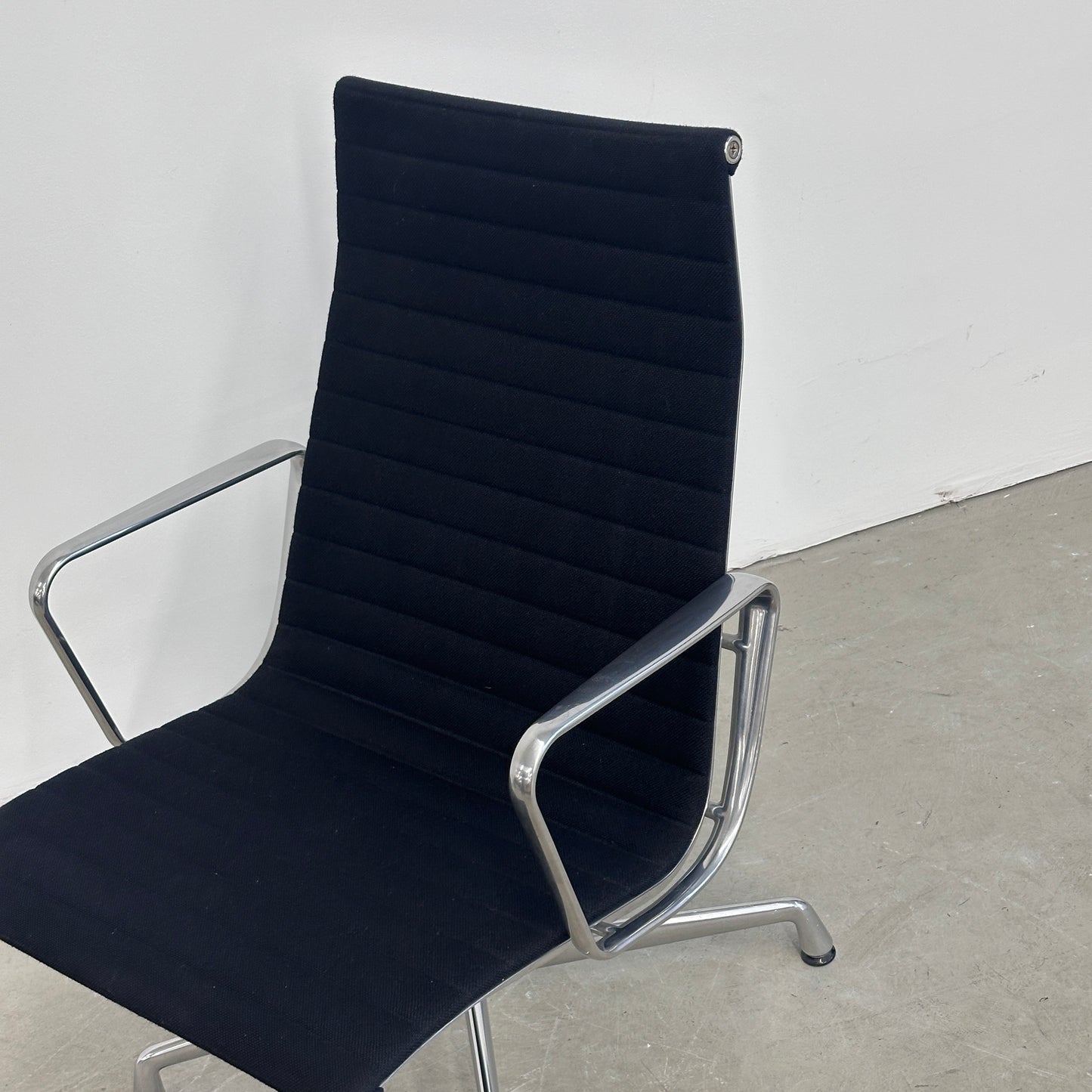 Vitra EA 115 Hopsak schwarz